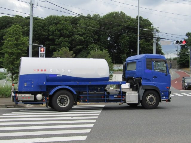 タンクローリー車