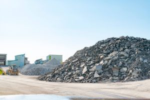 産業廃棄物の中間処理とは?最終処分との違い・流れ・方法を解説