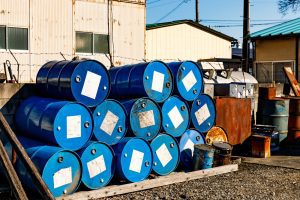 廃油は燃えるゴミで処分できる?正しい廃油の処分方法を種類別で解説