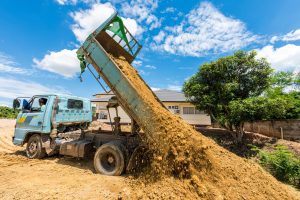 産業廃棄物運搬用のダンプとは?種類から使用時の注意点まで詳しく解説