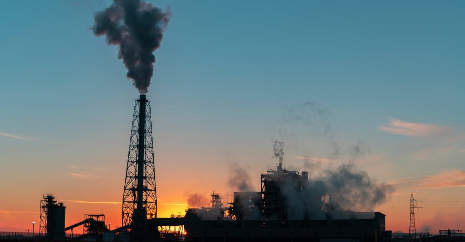 CO2を回収するCCSとは?重要視されたきっかけや3つの手法、CCUSについても解説