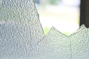 産廃のガラスくずとは?種類やクリートくず・陶磁器くずとの違いを解説